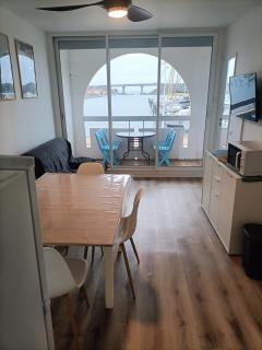 T2 cabine rénové avec très belle vue sur le port de plaisance, parking et wifi inclus - 4
