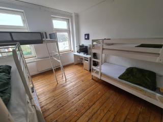 small private room for 1 to 5 people - - 8