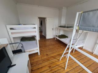 small private room for 1 to 5 people - - 2