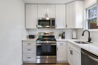 Charming Home in Prime Location! - Austin - 9