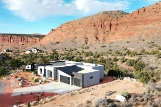 Modern Red Cliff Home with Private Pool - Leeds - 0