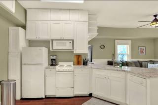 Charming Historic 2-story Carriage House located in Downtown Lakeland walking distance from FSC! - 2