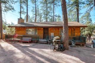 Deck and Forest Views Black Bear Cabin in Payson - 0