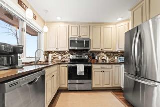 New, condo stunning Lake View - Bellaire - 5