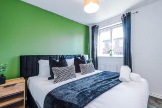 Saint Helens Spacious 3BR Olive Suite Sleeps 7 - Clock Face - 2