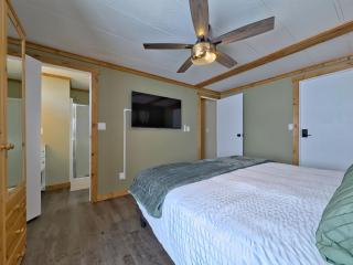 Spacious 3BR 2BA + Den | King Bed & Mountain Views - - 1