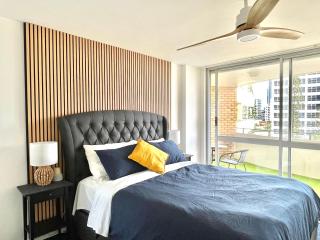 Surfers Beachfront Family Retreat - Gold Coast - 7