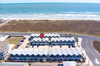 Walk to WhiteCap Beach, Pool, Balcony, Charcoal Grill, Beach Accessories - Corpus Christi - 9