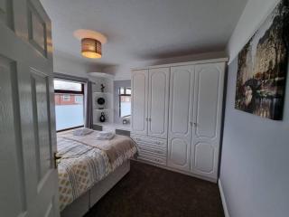 3 Bed Spacious House with Parking - Manchester - 9