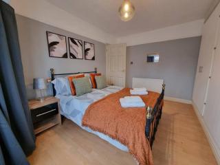 3 Bed Spacious House with Parking - Manchester - 7