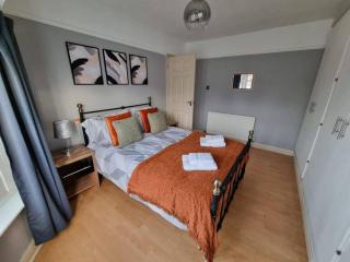 3 Bed Spacious House with Parking - Manchester - 4