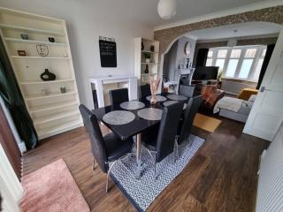 3 Bed Spacious House with Parking - Manchester - 3