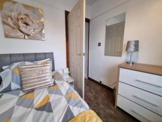 3 Bed Spacious House with Parking - Manchester - 1