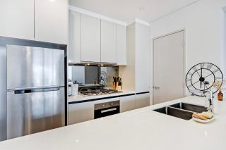 Stylish 3BR with Pool & Gym Next to Mascot Station - 1