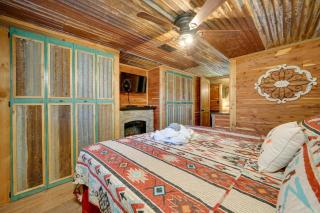 Relaxing Hochatown Cabin with Deck and Hot Tub! - 1