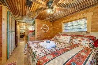 Relaxing Hochatown Cabin with Deck and Hot Tub! - 2