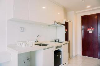 Warm and Simply Studio Room Sky House Alam Sutera Apartment By Travelio - 2