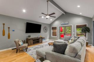 4bd Waterfront House in Lake Lanier with HotTub, FirePit, Wifi, Ping Pong and 2 Kaya - Gainesville - 8