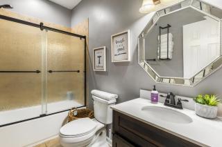 4bd Waterfront House in Lake Lanier with HotTub, FirePit, Wifi, Ping Pong and 2 Kaya - 3