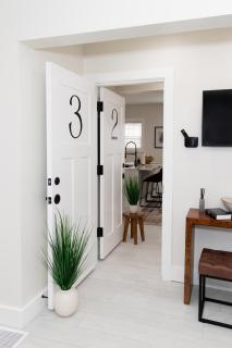 Adjoining Condominium Units Sleeps 12 in Downtown Sandusky! - Sandusky - 1