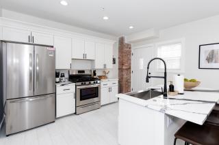 Adjoining Condominium Units Sleeps 12 in Downtown Sandusky! - Sandusky - 8