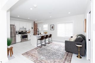 Adjoining Condominium Units Sleeps 12 in Downtown Sandusky! - Sandusky - 7