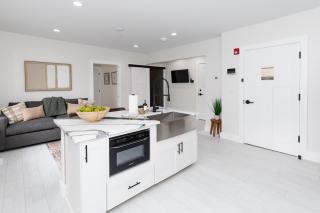 Adjoining Condominium Units Sleeps 12 in Downtown Sandusky! - Sandusky - 6
