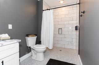Adjoining Condominium Units Sleeps 12 in Downtown Sandusky! - Sandusky - 3