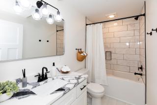 Family Duplex Suite in Downtown Sandusky Sleeps 12! - Sandusky - 1