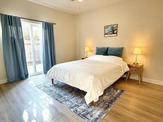 5 Min Walk to UCD Med Ctr - Stylish New Build Home - Sacramento - 0