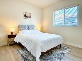 5 Min Walk to UCD Med Ctr - Stylish New Build Home - Sacramento - 5