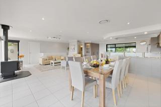Oasis at Salamander Bay, 10 Raymond Ave - Boat Parking, WiFi, Air Con, Water Views - Salamander Bay - 1