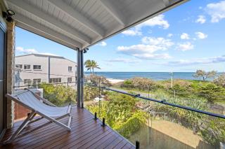 Caloundra Retro Beach House in Front of Ocean - 0