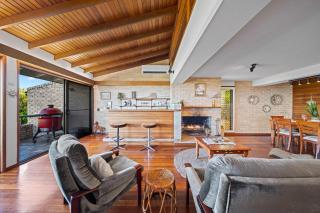 Caloundra Retro Beach House in Front of Ocean - Caloundra - 0