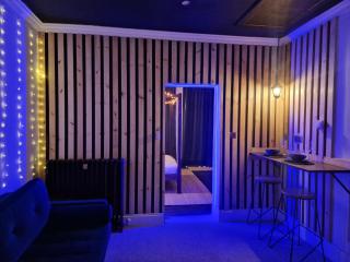 The Penny Blue Apartment With Private Hot Tub - 7