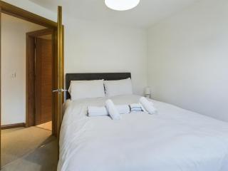 Free Parking Modern 3 Bedroom Apartment - 5