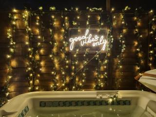 The Penny Blue Apartment With Private Hot Tub - 2