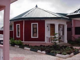 Room in Lodge - Garentiti Apartment - Silver Room - Iyiba - 9
