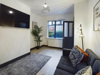 Cozy 2 Bedroom House Near bustling Lisburn Road - 5