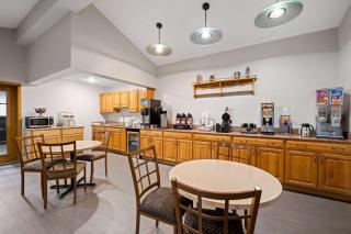 Super 8 by Wyndham Waverly - 1