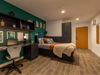 Terry Frost Budget-Friendly Ensuite Room for Students Only - Leeds - 0