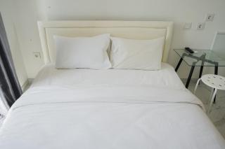 Elegant and Homey Studio at Sky House BSD Apartment By Travelio - Tangerang - 8
