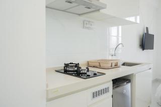 Elegant and Homey Studio at Sky House BSD Apartment By Travelio - Tangerang - 4