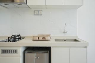 Elegant and Homey Studio at Sky House BSD Apartment By Travelio - Tangerang - 5