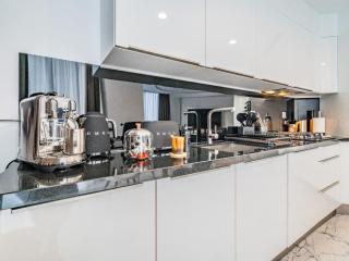 Modern & Bright Canal View 2BR Near Dubai Mall by Vibel - Dubai - 4