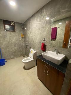 Half Orangee With fully AC rooms, cafe and Restaurant with Free Swimming Pool, Walking distance to Vagator Beach-Near to Chapora Fort-Near to Hill Top -Best for Couples-Backpackers, Long stays, Coworking, Day-use with Game zone and summer vacation!! - Vagator - 5