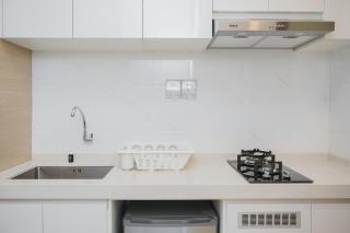 Comfortable and Simply Studio at Sky House BSD Apartment By Travelio - Tangerang - 4