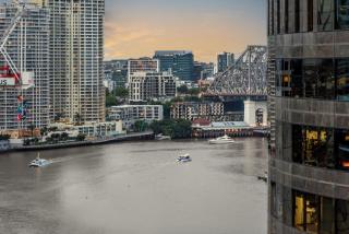 A Touch of Class - 2Bed-2Bath-1Car-Balcony-Views - CBD - 1