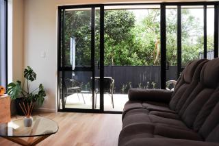 Luxe Modern Large Bedroom with Shared Kitchen and Amenities - Auckland - 2