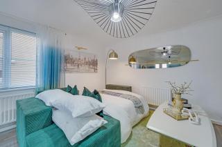 Velvet Escape, A Stylish 2-Bedroom London Getaway - Sleeps 6 - Dagenham - 2